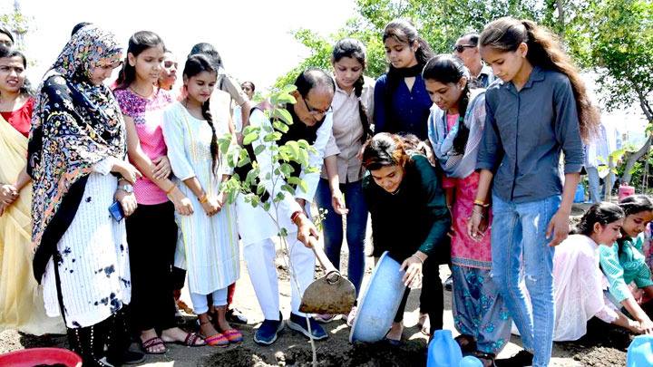 मुख्यमंत्री श्री चौहान ने स्मार्ट उद्यान में लाड़ली बहनों के साथ लगाए पौधे